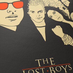 Puede incluir: Un p&oacute;ster de pel&iacute;cula de estilo vintage para la pel&iacute;cula "The Lost Boys", con una ilustraci&oacute;n en blanco y negro de los personajes principales. El p&oacute;ster tiene un fondo amarillo con el t&iacute;tulo en rojo y blanco. El lema dice "Solo hay una cosa que puede que no te guste de Santa Carla."