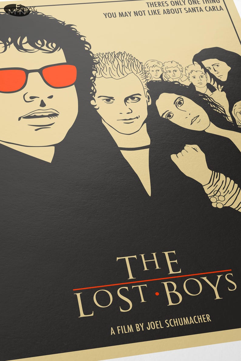 Puede incluir: Un p&oacute;ster de pel&iacute;cula de estilo vintage para la pel&iacute;cula "The Lost Boys", con una ilustraci&oacute;n en blanco y negro de los personajes principales. El p&oacute;ster tiene un fondo amarillo con el t&iacute;tulo en rojo y blanco. El lema dice "Solo hay una cosa que puede que no te guste de Santa Carla."