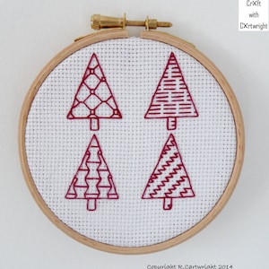 Könnte beinhalten: Ein Stickrahmen mit vier roten Weihnachtsbaum-Designs auf weißem Stoff. Jeder Baum hat ein einzigartiges Muster. Der Holzrahmen hat eine Messingschraube. Der Text "Craft with C×rtwright" und Copyright-Informationen sind sichtbar.
