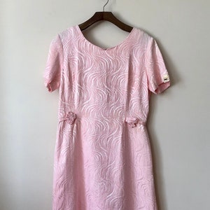 1960s pink and white short sleeve shift dress with sweetheart neckline