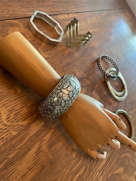 Pebble Pattern Hinged Vintage Bangle - image 5