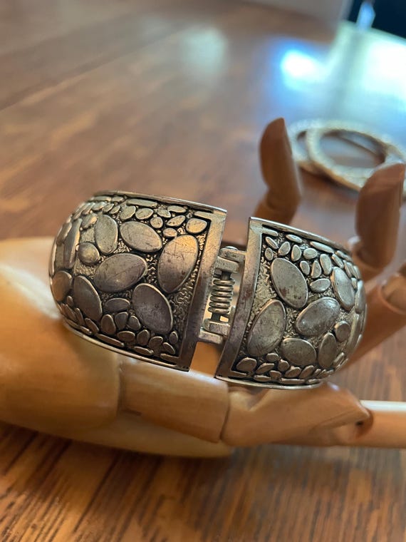 Pebble Pattern Hinged Vintage Bangle - image 2