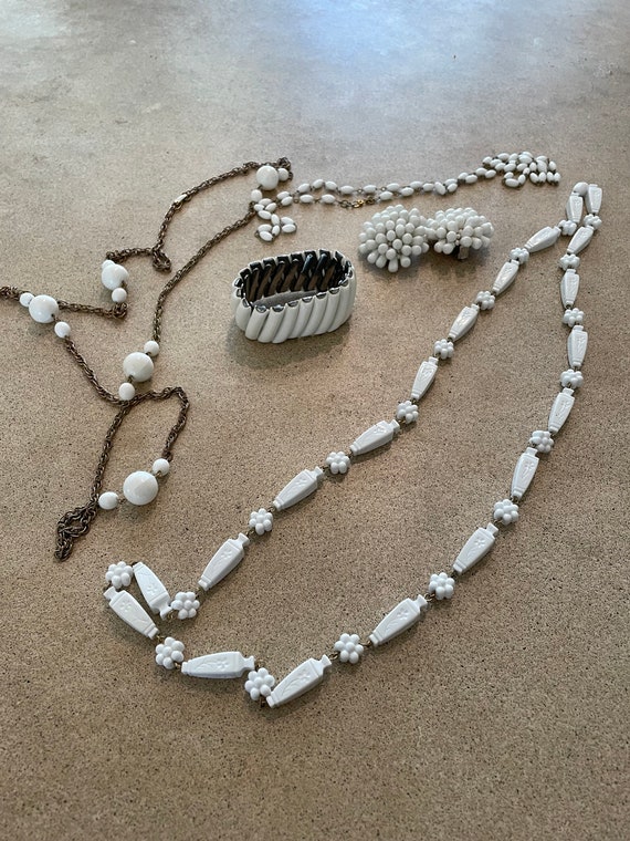 Vintage White Plastic Bead Necklace - image 5