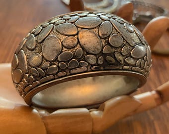 Pebble Pattern Hinged Vintage Bangle
