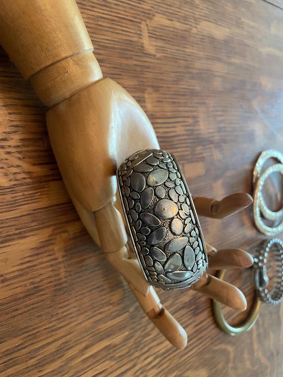 Pebble Pattern Hinged Vintage Bangle - image 4