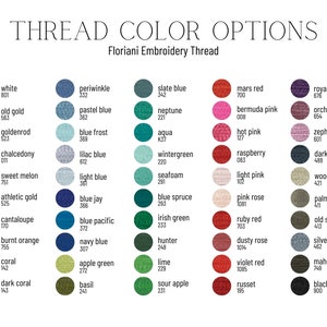 Puede incluir: Una tabla de colores de hilo con los n&uacute;meros correspondientes. La tabla est&aacute; titulada "Opciones de color de hilo" y "Floriani Embroidery Thread". Los colores incluyen blanco, oro viejo, dorado, calcedonia, mel&oacute;n dulce, oro atl&eacute;tico, cantalupo, naranja quemado, coral, coral oscuro, periwinkle, azul pastel, azul hielo, azul lila, azul claro, azul real, azul pac&iacute;fico, azul marino, verde manzana, albahaca, azul pizarra, Neptuno, aqua, verde invierno, espuma de mar, abeto azul, verde irland&eacute;s, verde cazador, lima, manzana agria, rojo Marte, rosa de las Bermudas, rosa caliente, frambuesa, rosa claro, rosa p&aacute;lido, rojo rub&iacute;, rosa polvoriento, rojo violeta, avellana, morado real, orqu&iacute;dea, c&eacute;firo, gris oscuro, ceniza de madera, hoja de palma, plata vieja, plata, caoba, negro.