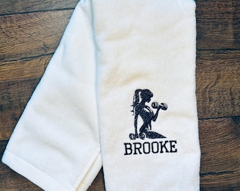 ウェイトリフティングをする女の子の刺繍入りスポーツタオル（名入れ可能）