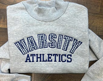予約受付中：バーシティアスレチックス チェック柄アップリケ刺繍入りモックネック スウェットシャツ