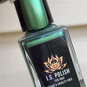 I’m in the Ivy League green pearl polish