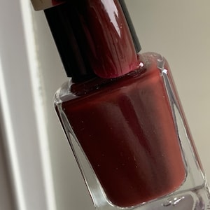 Esmalte de uñas en crema rojo oscuro intenso Mulled Wine