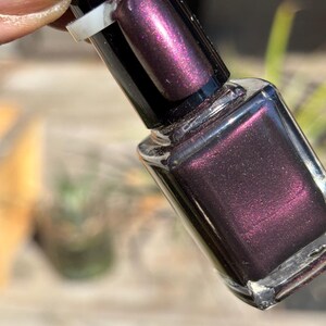 真夜中の塔 - 深みのあるバーガンディのネイルポリッシュ