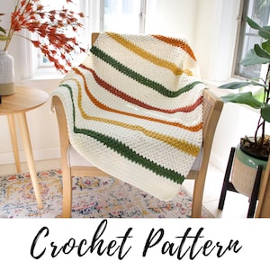 Puede incluir: Una manta de ganchillo color crema con rayas diagonales verdes, doradas, óxido y amarillas está sobre una silla de madera. Las palabras "Crochet Pattern" están escritas en negro en la parte inferior de la imagen.