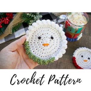 Peut inclure: Modèle de crochet pour un dessous de verre en forme de bonhomme de neige avec un centre blanc, une bordure verte et un nez orange. Le dessous de verre est tenu par une main.