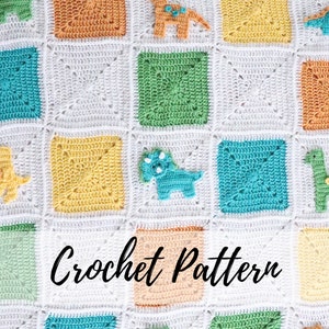 Può includere: Modello a uncinetto per una copertina per neonati a tema dinosauri. La copertina è realizzata con quadrati di diversi colori, tra cui bianco, verde, blu, giallo e arancione. Ogni quadrato presenta un diverso design di dinosauro.
