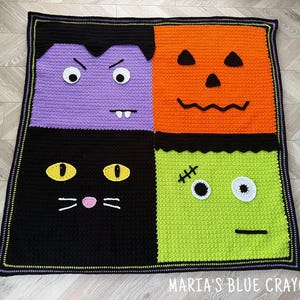 Peut inclure: Une couverture carrée au crochet composée de quatre panneaux distincts avec des visages sur le thème d'Halloween : un vampire violet, une citrouille orange, un chat noir et un monstre vert citron. Bordure noire et texte MARIA'S BLUE CRAYON.