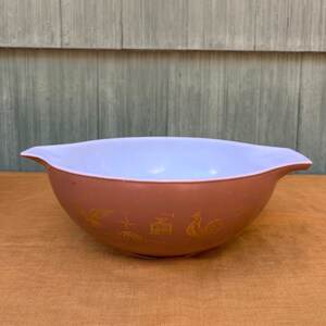 Vintage Pyrex Early American Mixing Bowl, 4 quart, Brown with gold design