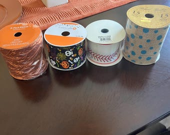 Quatre rouleaux de ruban