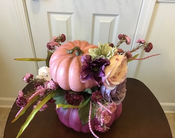 Decoración de calabazas apiladas de otoño: flores de seda malva y rosa
