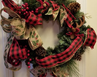 Couronne de Noël rustique : bois, ruban à carreaux de buffle, pommes de pin