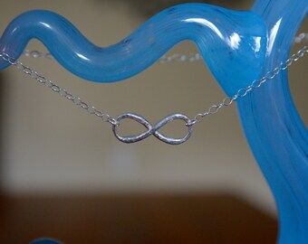 Handgemaakte gehamerde fijne zilveren infinity knoop op een 17 "sterling zilveren ketting - Eternity