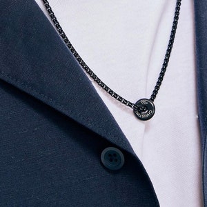Personligt herrhalsband med munk - Halsband med anpassad gravyr - Rostfritt stål - Runt askhalsband - Familjehalsband - Present till honom - HK021