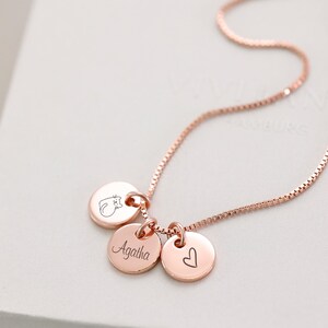 Op de afbeelding: Roze gouden ketting met drie bedels: een kat, een hart en een bedel met de gravure "Agatha".