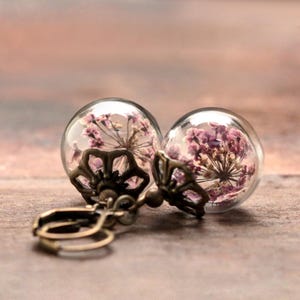 Boucles d'oreilles avec de vraies fleurs d'aneth violettes - crochets d'oreilles en bronze - vintage - bijoux floraux - cadeau de Pâques - vraies fleurs - E175