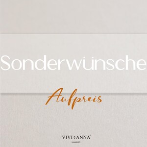 Op de afbeelding: Witte tekst op een witte achtergrond luidt "Sonderwünsche Aufpreis" met de tekst "VIVI & ANNA HAMBURG" in bruine tekst eronder.