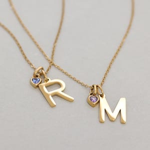 Buchstabenkette mit Zirkonia Geburtsstein - Goldene Edelstahl Initialen Kette - Familien Namenskette - KE020