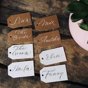 Marque places ou Etiquettes cadeaux pour Mariage ou baptême, en kraft ou papier blanc, calligraphie à la main des prénoms des invités