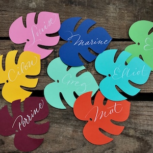 Marque places / étiquettes cadeaux Monstera, en papier cartonné couleurs vives, prénoms calligraphiés à la main - personnalisable