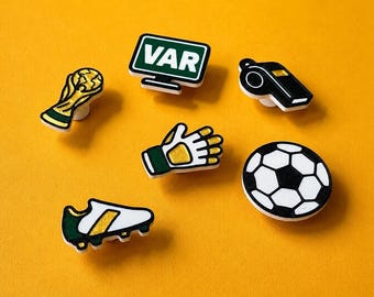 Conjunto de 6 enfeites para tamancos de futebol, acessórios para calçados esportivos, presente para festa de futebol, enfeites para chuteiras com tema de troféu, apito, luva, bola e VAR.