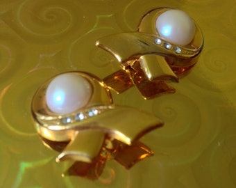 Vtg 80's MODERNIST RETRO gold tone clip on earrings with faux pearl and rhinestones