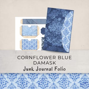 Może przedstawiać: Folio dziennika śmieciowego w kolorze chabrowym. Obraz przedstawia ciemnoniebieską kopertę z jasnoniebieskim wzorem damasceńskim. Dodatkowo mniejsze elementy dziennika o podobnych wzorach i fakturach. Tekst brzmi "Cornflower Blue Damask Junk Journal Folio".