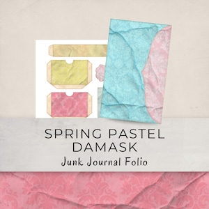 Może przedstawiać: Kolekcja elementów junk journal w pastelowych kolorach. Zawiera niebiesko-różowe folio w stylu damasceńskim, a także kilka kieszeni i mały kwiat. Tekst brzmi "SPRING PASTEL DAMASK Junk Journal Folio."