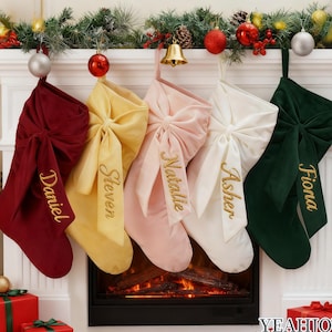 Gepersonaliseerde fluwelen kerstsok met borduursel en strik, familiedecor