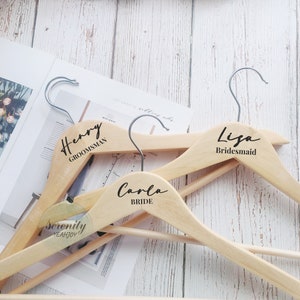 Gepersonaliseerde bruiloft naam hangers - stalknecht hangers - bruiloft hanger - houten gegraveerde hanger - bruidegom pak hanger - beste man hanger