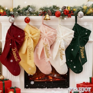 Calcetín navideño de terciopelo personalizado con nombre bordado