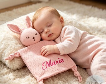 Copertina per neonato personalizzata in mussola, con nome ricamato, ideale come regalo per baby shower.