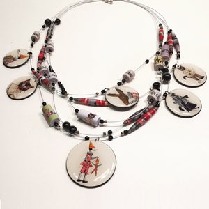 Collana Pinocchio - Meravigliosa collana con perle e medaglie di carta fatta a mano in Italia - Gioiello unico di carta e resina