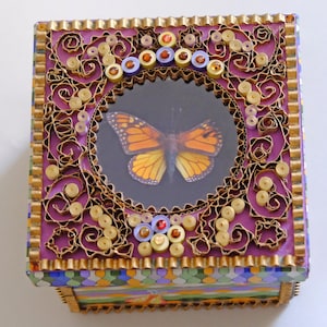 Scatola decorativa di carta con farfalla monarca sul coperchio, decorata con quilling. Un pezzo unico per custodire i tuoi tesori