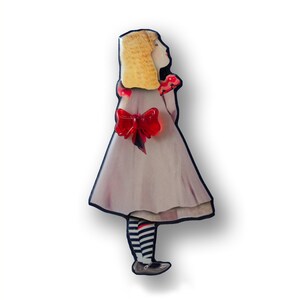 Spilla Alice in carta e resina con fiocco vintage - Disegno in collage unico - Regalo perfetto per bambine e donne in confezione rossa.