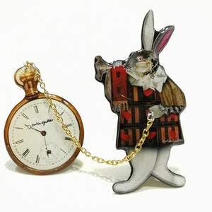 SPILLA Bianconiglio con l'orologio - Bellissima spilla fatta a mano in Italia - Collage unico creato con carta riciclata e resina -