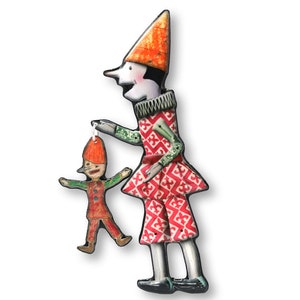Spilla Pinocchio e il burattino - Meravigliosa spilla fatta a mano in Italia - Gioiello unico di carta e resina -