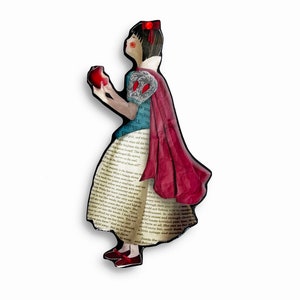 Spilla Biancaneve creata in carta e resina da un collage unico.  Fatta a mano in Italia - Regalo originale per lei -