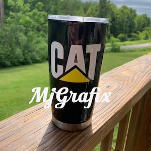Kubek z logo CAT 20 uncji