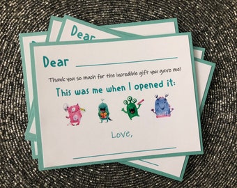 Kinder füllen die leeren Dankeskarten aus Monster Dankeschön Notizen