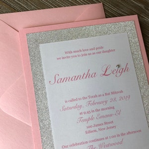 Pode incluir: Convite de Bat Mitzvah com glitter rosa e prata com o texto "Com muito amor e orgulho, convidamos voc&ecirc; a se juntar a n&oacute;s para nossa filha Samantha Leigh, que ser&aacute; chamada &agrave; Tor&aacute; para sua Bat Mitzvah no s&aacute;bado, 28 de fevereiro de 2019, &agrave;s 9h45 da manh&atilde; no Templo Emanu-El, 100 James Street, Edison, Nova Jersey. Nossa celebra&ccedil;&atilde;o continua &agrave;s 13h no The Westwood"