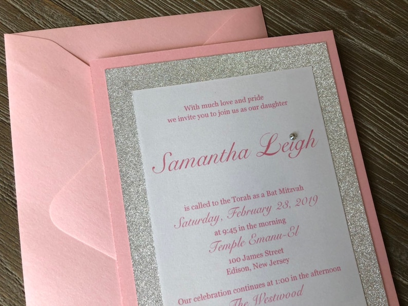 Pode incluir: Convite de Bat Mitzvah com glitter rosa e prata com o texto "Com muito amor e orgulho, convidamos voc&ecirc; a se juntar a n&oacute;s para nossa filha Samantha Leigh, que ser&aacute; chamada &agrave; Tor&aacute; para sua Bat Mitzvah no s&aacute;bado, 28 de fevereiro de 2019, &agrave;s 9h45 da manh&atilde; no Templo Emanu-El, 100 James Street, Edison, Nova Jersey. Nossa celebra&ccedil;&atilde;o continua &agrave;s 13h no The Westwood"