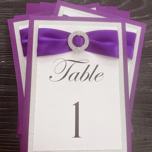 Número de mesa roxo brilhante para casamentos e ocasiões especiais